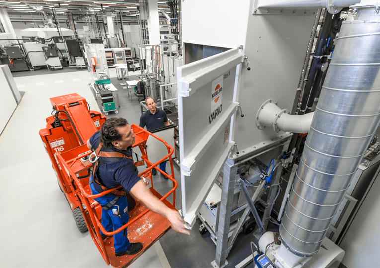 Además de la aspiración de polvo, los empleados cualificados de Keller Lufttechnik también se encargan del mantenimiento de sus sistemas de aspiración.