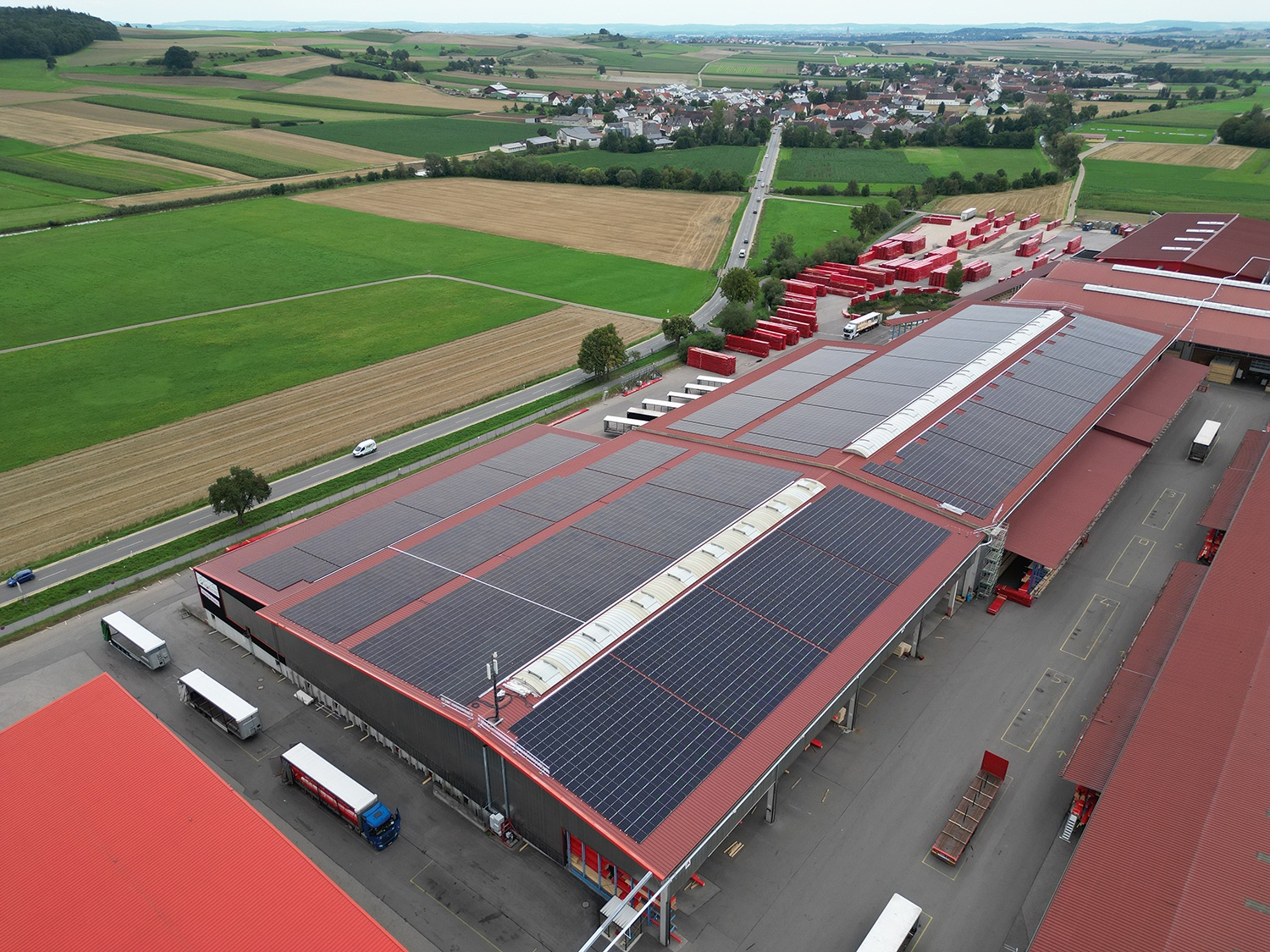 PV-Großanlage auf den Hallendächern der Firma Ladenburger in Bopfingen