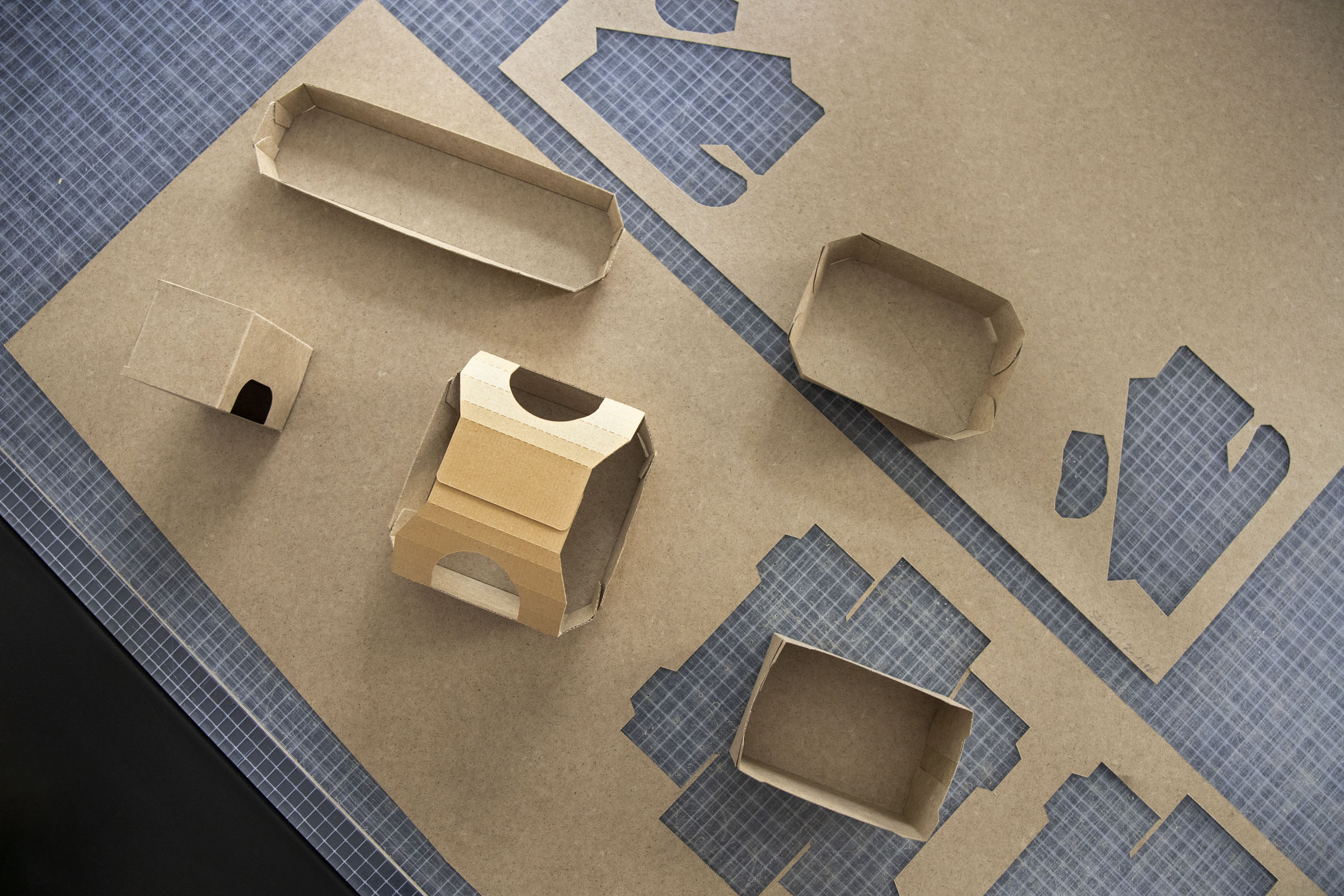 Eine Anordnung von vielen unterschiedlichen Verpackungen aus Silphie-Papier