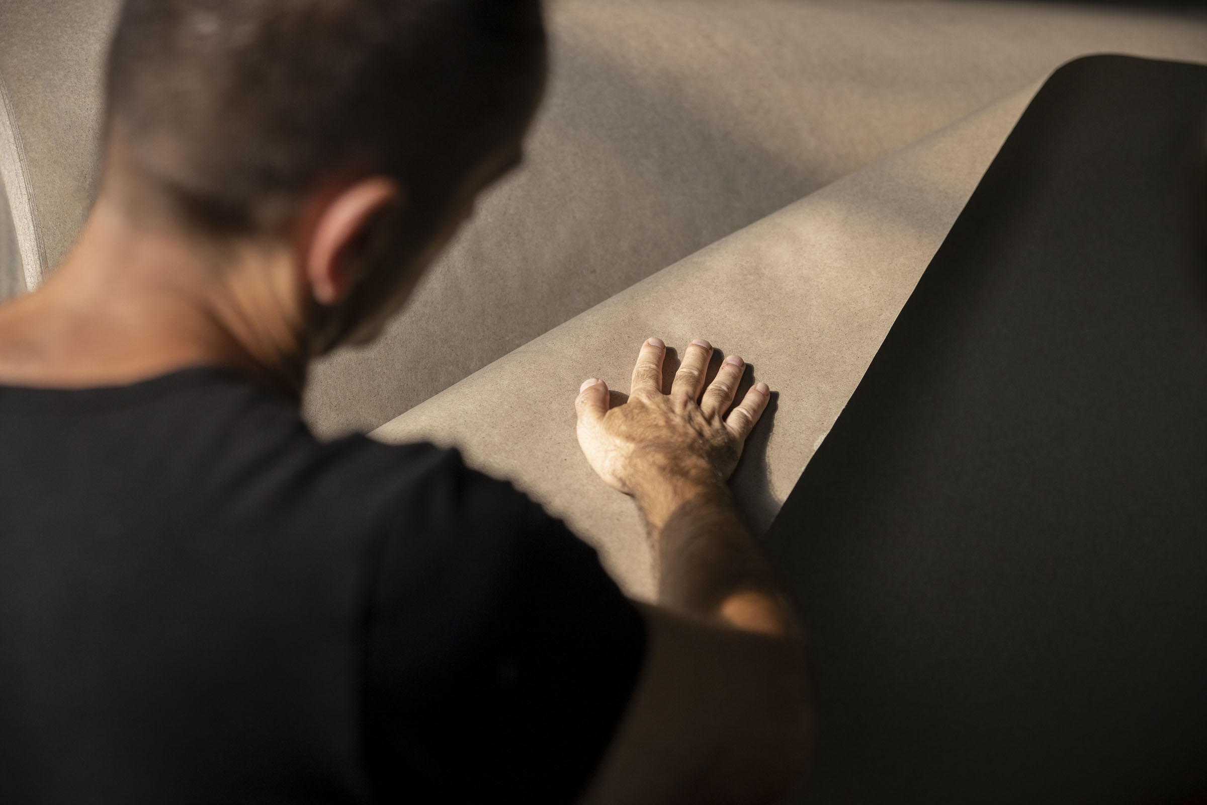 Eine Person streicht mit der Hand über Silphie-Papier