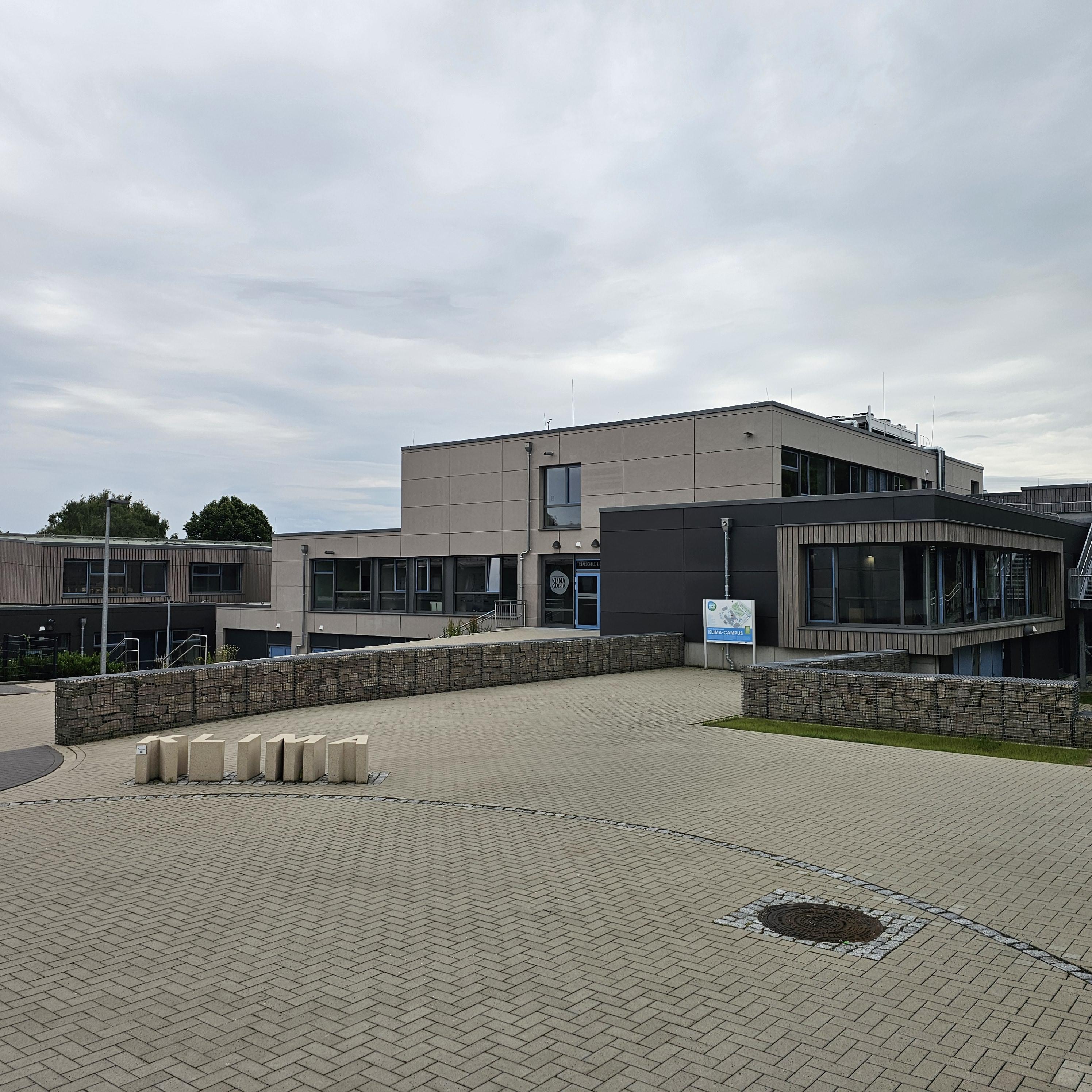 Schulgebäude mit Versorgung über Eisspeicher und Wärmepumpe