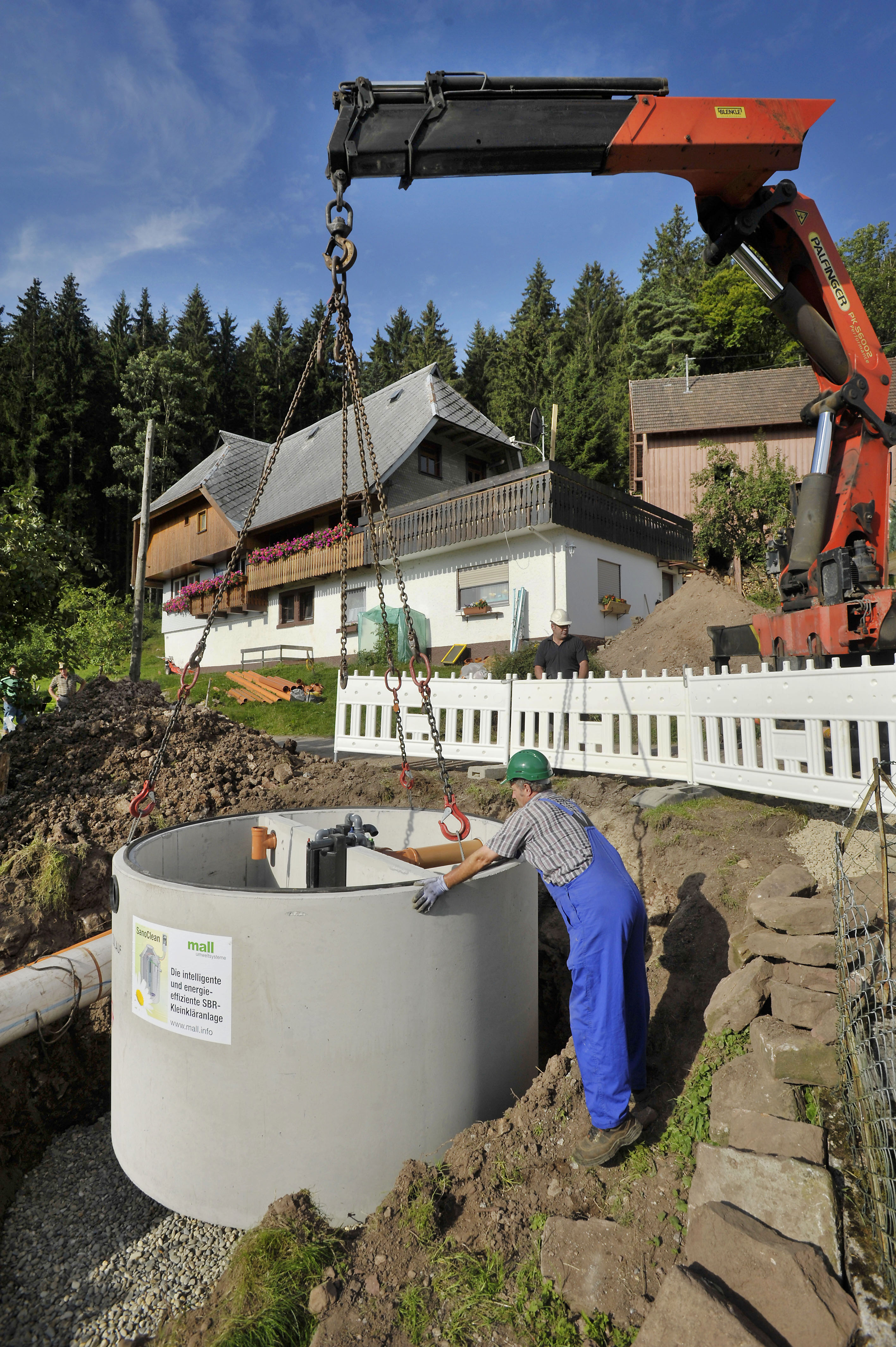 La imagen muestra el desagüe de una pequeña depuradora de hormigón en la fosa de excavación de una granja.
