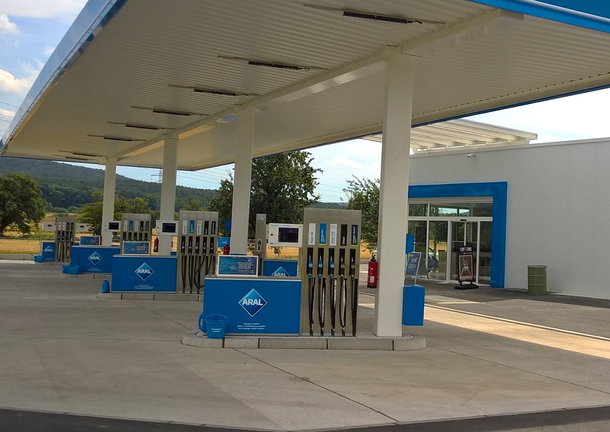 La imagen muestra una gasolinera con surtidores, como ejemplo de la zona de separación.