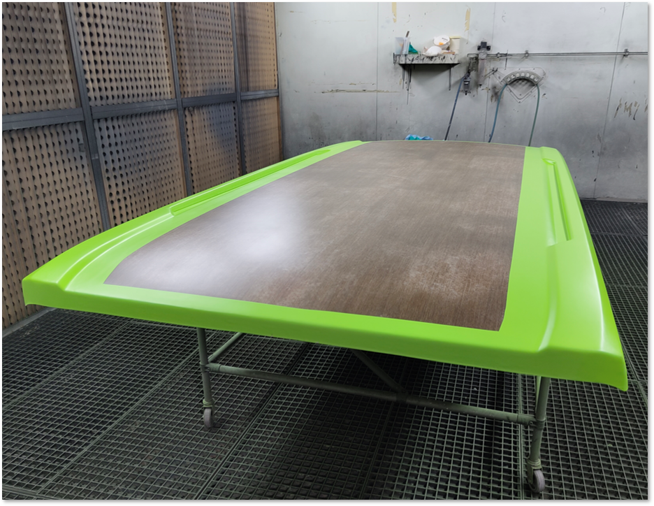 Aufstelldach eines Camper-Vans aus Naturfasern