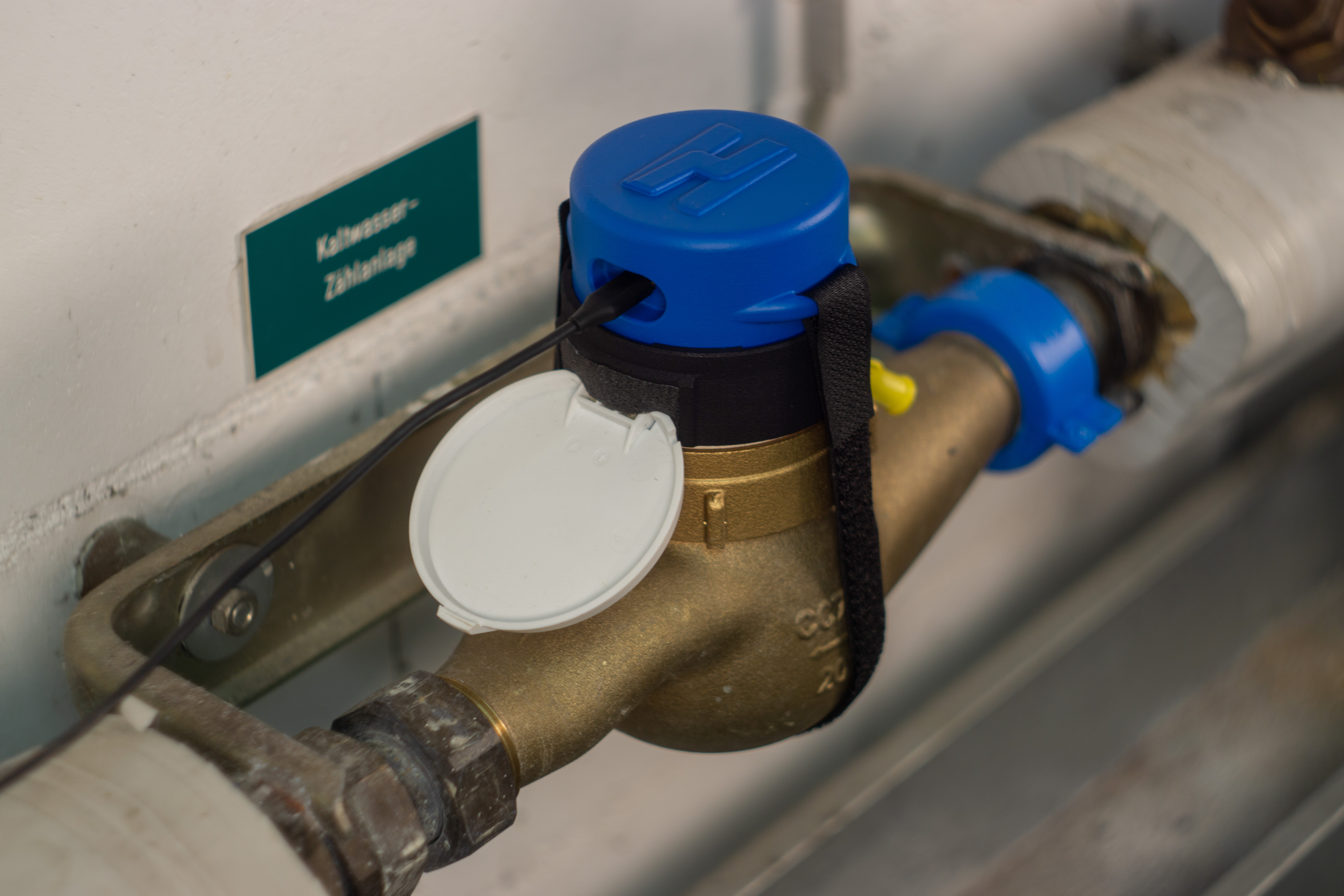 Das hydropmeter sitzt auf einem Wasserzähler