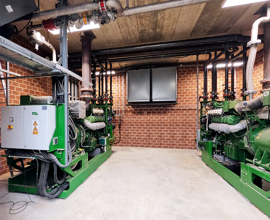 With a total of four combined heat and power plants, GSW Finningen can generate up to 2,000 kW of electricity. Thanks to the large 2,000 m³ hot water buffer storage tank, they are only operated when electricity is needed and paid for. 