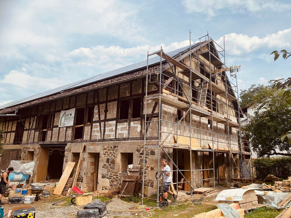 Impression während der Bauphase bei einem Scheunenumbau mit Hanf