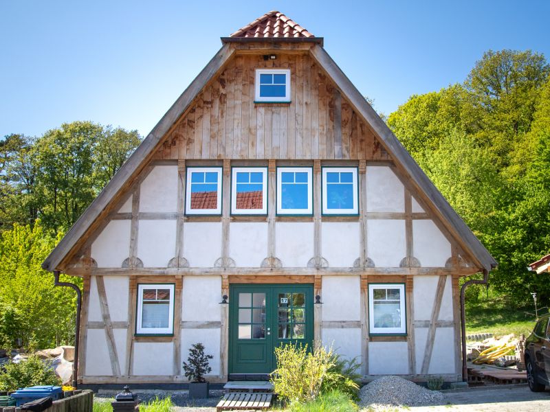 Ansicht des neu gebauten Fachwerkhauses, das mit Hanfsteinen ausgefacht wurde.
