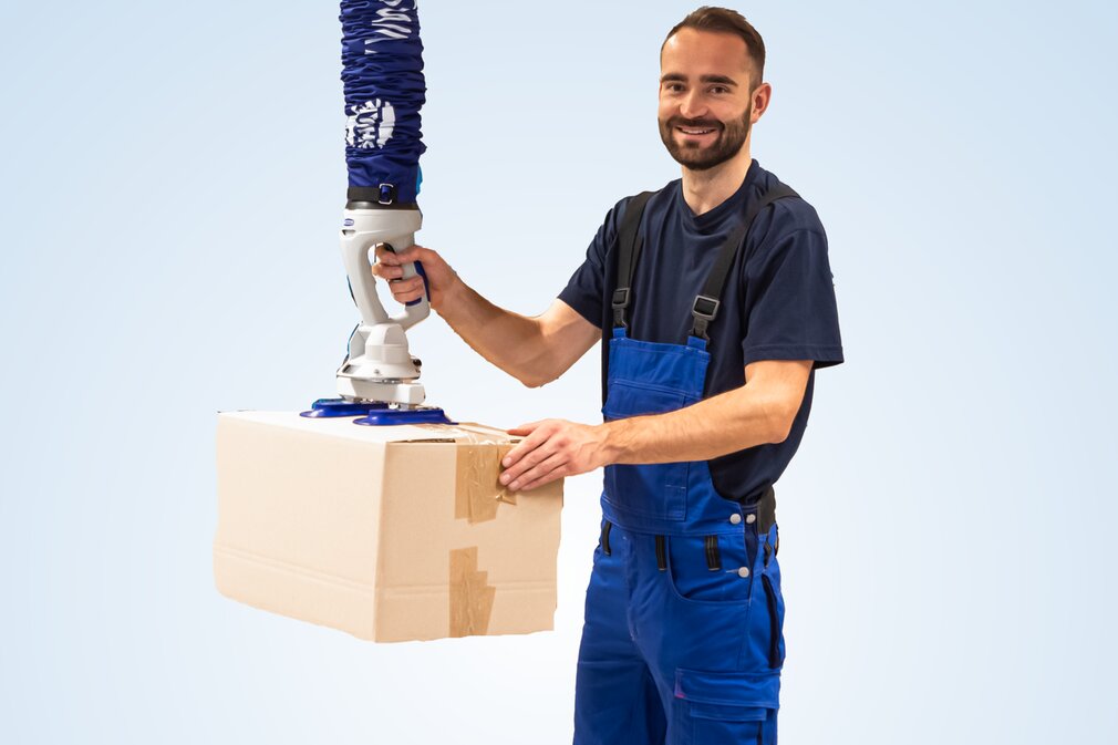 Vakuum-Schlauchheber JumboFlex bei der Handhabung eines Kartons.