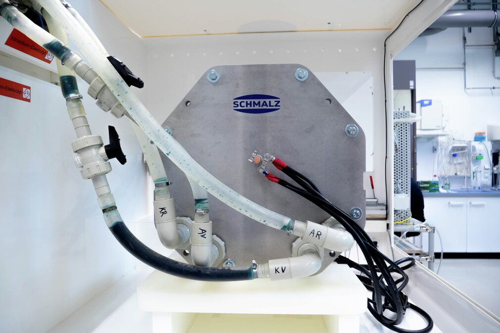 Zukunftsweisende Redox-Flow-Energiespeicher im Einsatz.