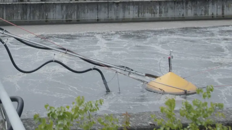 Nahaufnahme der biologischen Abwasserreinigung mit Messhauben