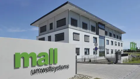 La imagen muestra el edificio administrativo del centro comercial de Donaueschingen.