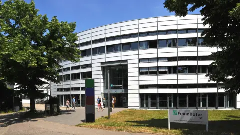 Das Hauptgebäude des Fraunhofer ISE in Freiburg. 