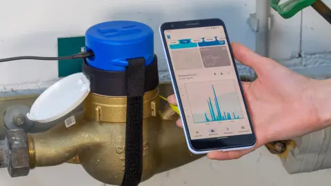 Das hydropmeter, ein Aufsatz für den analogen Wasserzähler, sitzt auf dem Wasserzähler montiert und zeigte den Wasserverbrauch in der hydrop App an.