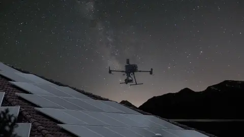 Nächtliche Elektrolumineszenz-Untersuchung einer Photovoltaik-Anlage durch unser Mess-System