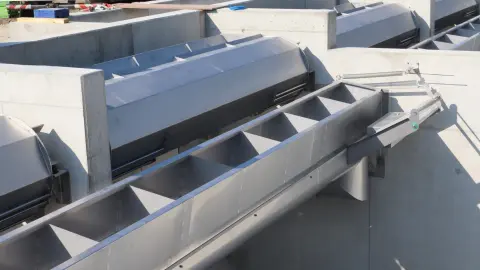 Desbordamiento de aguas residuales con una longitud total de 30 metros