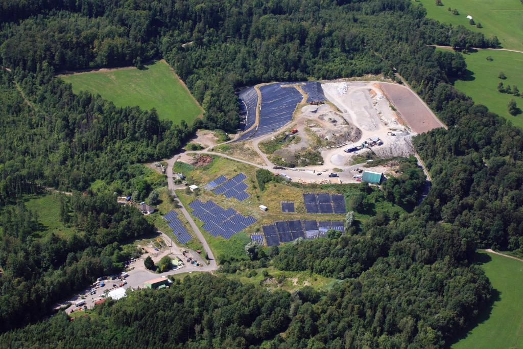 Abfalldeponierung umgeben von grüner Natur