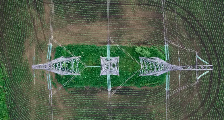 Strommast in der Natur, direkt von oben fotografiert 