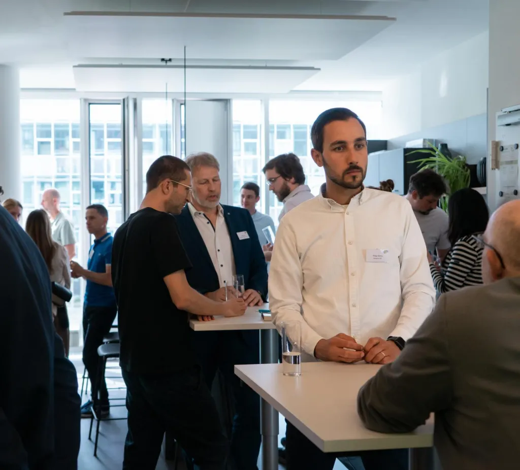 Start-ups und Unternehmen vernetzen sich.