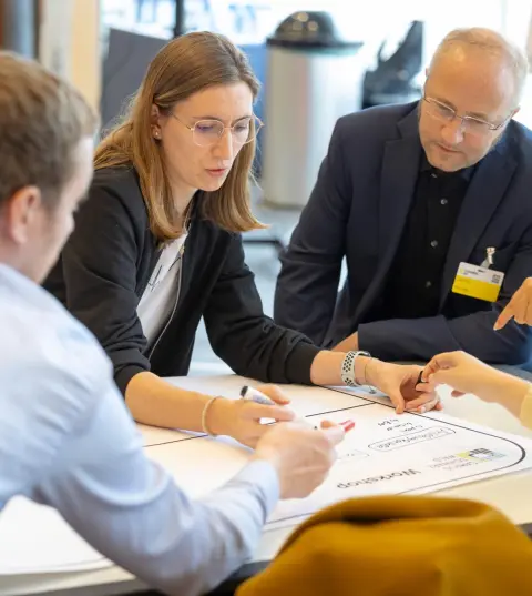 Mitarbeiter eines Unternehmen besprechen sich - Zusammenarbeit mit Start-ups